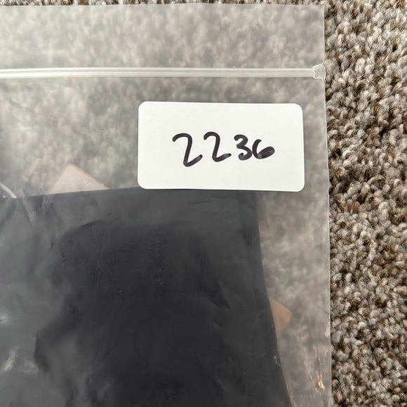 ON RUNNING Women’s Running Shorts in Colbalt Blue size large - Picture 9 of 9